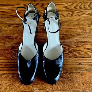 Black closed toe Bandolino high heals. Great condition. Size 8.5